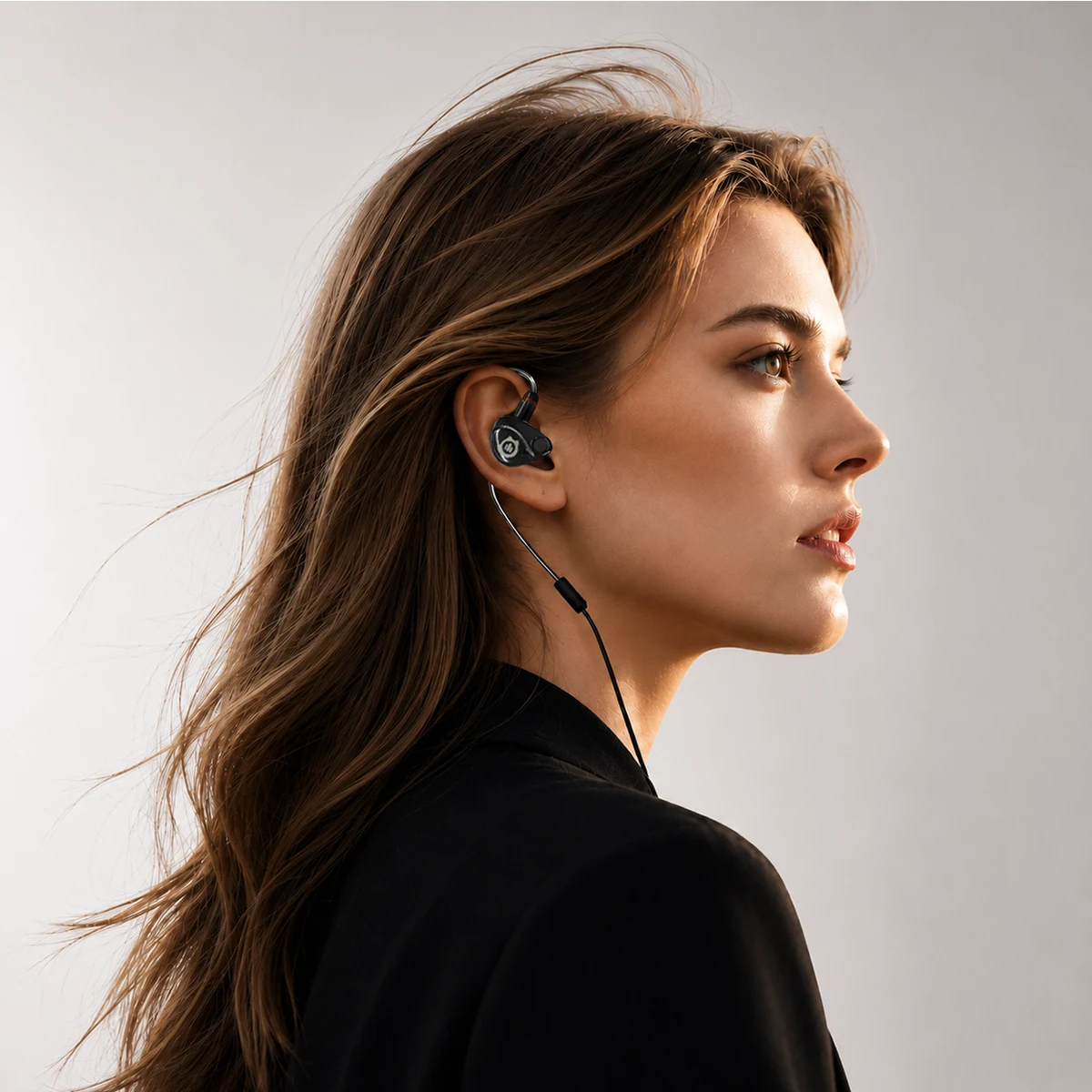 Persona che indossa gli Auricolari con Cambio Voce Dubbing AI